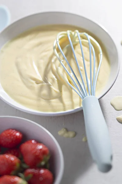 Десерт из ванильного крема со свежей клубникой — стоковое фото