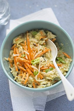 Rendelenmiş havuç ile yeşil tavuk köri