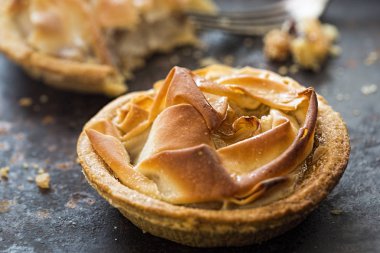 Tarçın ve kuru üzüm ile Hollandalı elma tart 