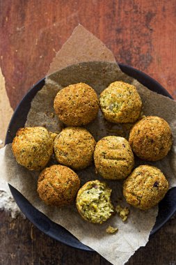 Felafel siyah plaka ve ahşap masa 
