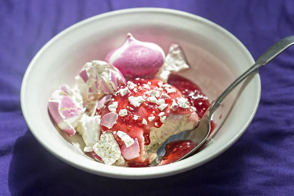 Eton mess dessert sur fond violet — Photo