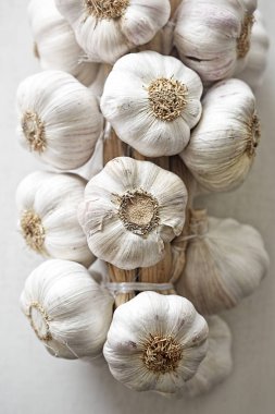 Tahta masada sarımsak. 