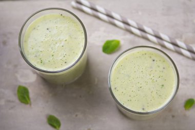 Kivi ve nane güler yüzlü