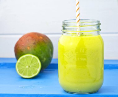 Mango ve kireç yüzlü kavanoz