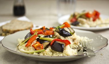 Kuskus sebze patlıcan ve biber ile 