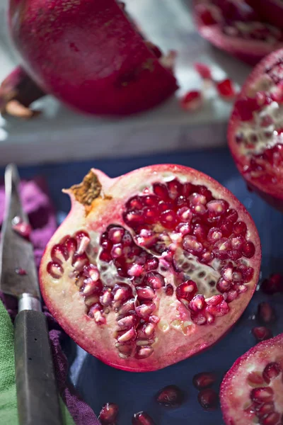 Fondo azul futón granada fruta — Foto de Stock