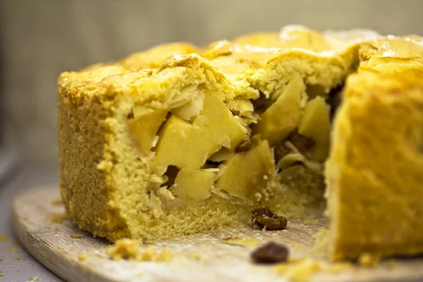 Torta de maçã com passas e amêndoas — Fotografia de Stock