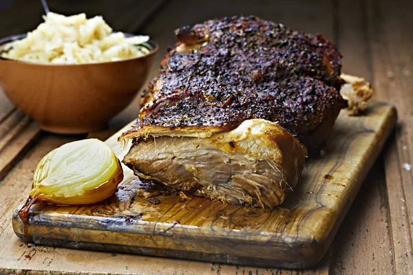 Hombro de cerdo asado con patatas — Foto de Stock