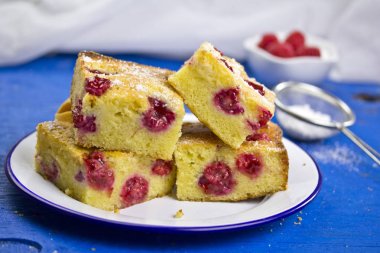 Beyaz çikolata ahududu kek