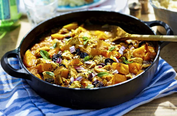 Marroquino uma panela tajine - frango frito com abóbora, cerejas e cebola vermelha — Fotografia de Stock