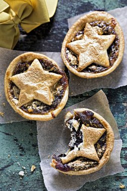 Krema şeker ile Noel kıymalı börek 