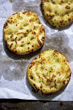 Focaccia mini ekmek otlar ve mozzarella ile