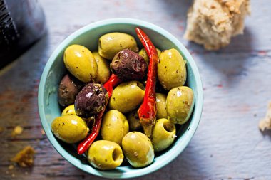Zeytin biber antipasti mavi zemin üzerine 