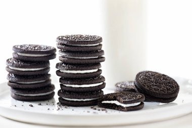 Süt ile yığılmış Oreo çerezler 