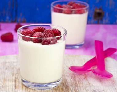 Panna cotta ahududu pembe bir arka plan üzerinde 