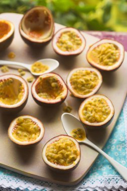 Ahşap tahta üzerinde Passion fruit 