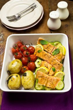 Kiraz domates, kabak ve bebek patates ile Somon