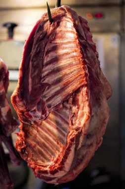Kanca üzerinde çiğ sığır kasaplık et