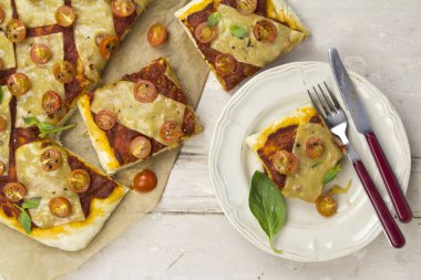 Margarita pizza domates sos ve peynir ile