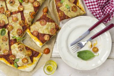 Margarita pizza domates sos ve peynir ile