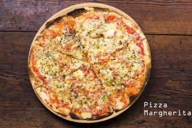 Margarita pizza domates sos ve peynir ile