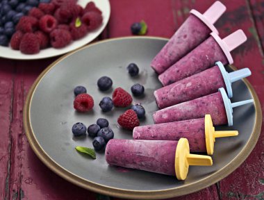 Yaban mersini ve ahududu yaz popsicles