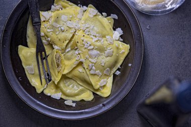 Siyah plakalı Porcini mantar makarna 