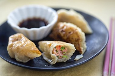 Karides mengetout gyozas