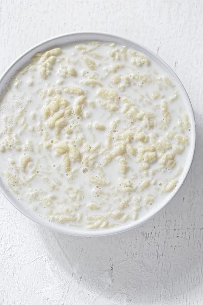 Sopa de leite de pequeno-almoço com macarrão derramado — Fotografia de Stock