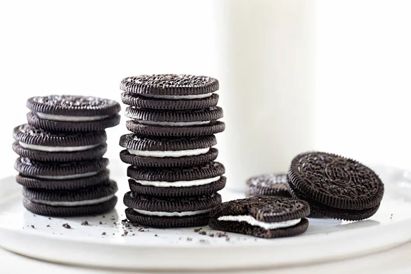 Süt ile yığılmış Oreo çerezler 