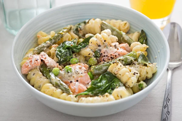 Salmon asparagus primavera with spinach and green asparagus — Stock Photo, Image