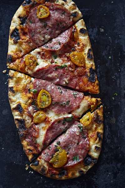 Pizza salám, žluté cherry rajčátky a vyholenou mozarella — Stock fotografie