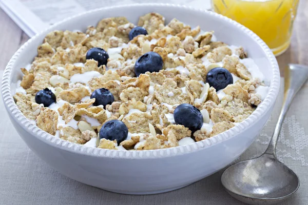 Breakfast cereals with blueberries and orange juice — Stock Photo, Image