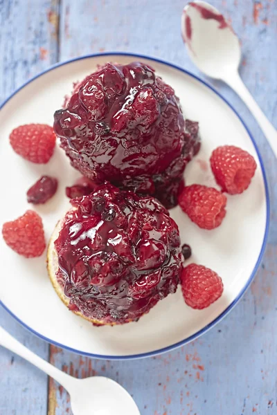 Pudding with berry sauce — Stock Photo, Image