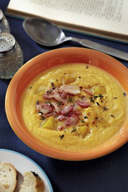 Pastırma ve kekik ile balkabağı çorbası