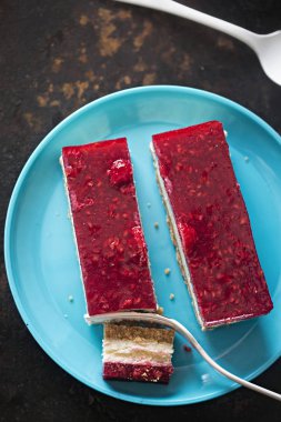 Ahududu vanilyalı cheesecake dilimleri