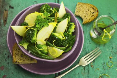 Armut, brokoli, yeşil fasulye salatası