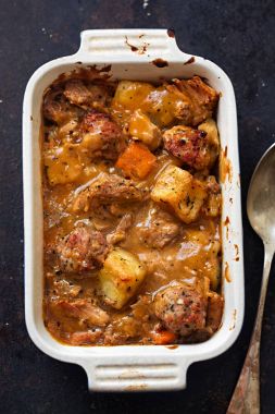 Yavaş pişmiş domuz eti ve doldurma kekik kavrulmuş patates ile