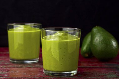 Payet ile avokado smoothies
