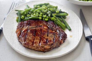 Yeşil sebzeler ile ızgara biftek