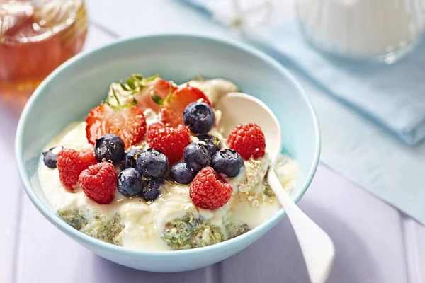 Quinoa yulaf lapası yaz meyveleri ve ballı