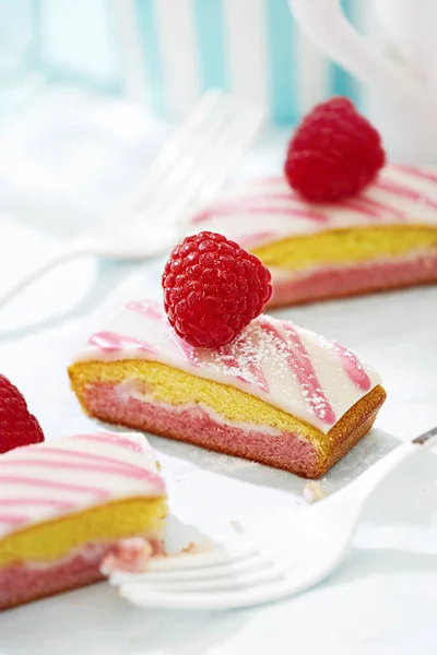 Raspberry vanilla slices with frosting — Stock Photo, Image