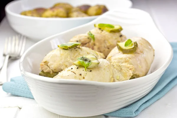 Tavuk roulades bebek patates ve otlar ile 