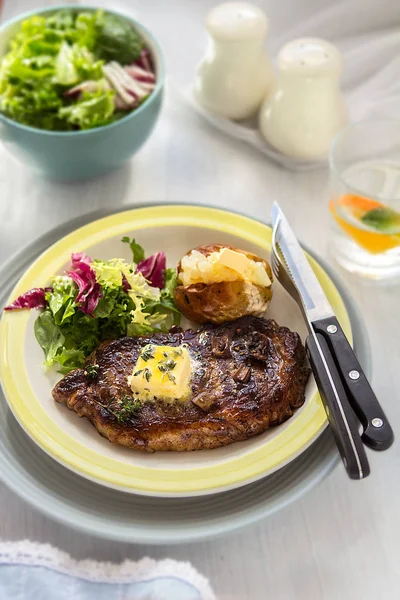 Steak aux pommes de terre cuites au four — Photo