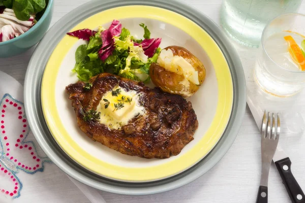 Steak aux pommes de terre cuites au four — Photo