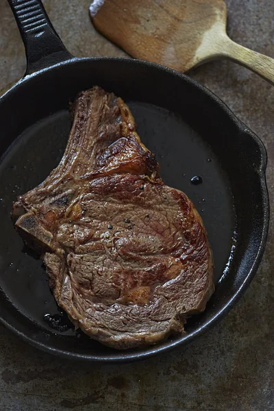 Steak grillé sur la poêle — Photo