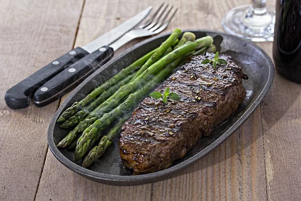 Steak grillé aux légumes verts — Photo