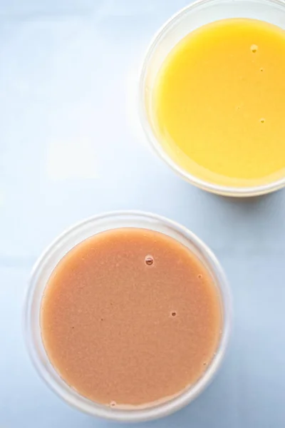 Aardbei en banaan, mango en sinaasappel smoothies — Stockfoto
