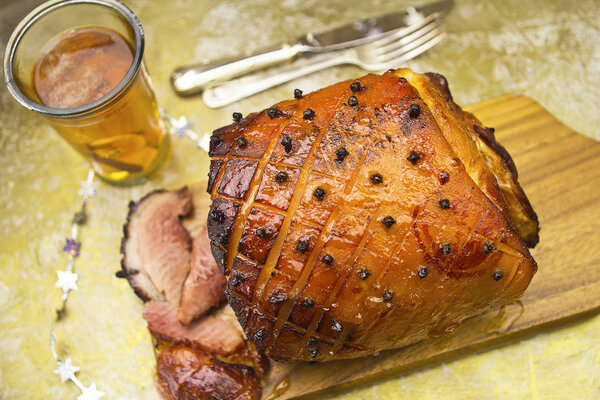 Christmas roasted ham with apricot glaze and cloves