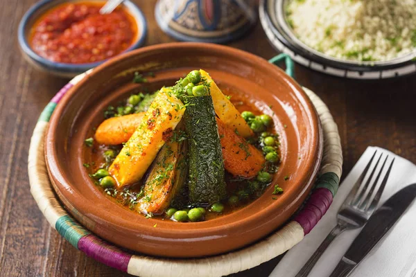 Pirinç ve domates soslu sebze tajine